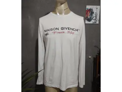 LOTE 233 - CAMISA MANGA LONGA GIVENCHY. TAMANHO MÉDIO. COMPRADA EM PARIS NA FRANÇA E NUNCA NO MERCADO VALE 5 MIL REAIS  USADA. (NO ESTADO)