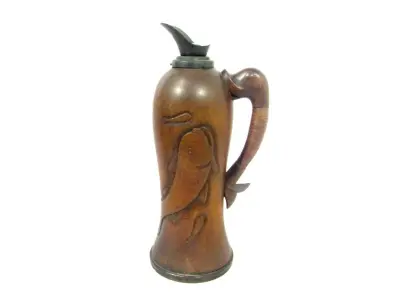 LOTE 218 - GARRAFA TÉRMICA EM MADEIRA, COM 36CM, RARA (NO ESTADO)