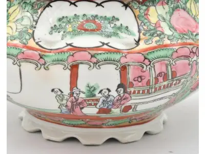 LOTE 200 - TERRINA IMPORTADA DE PORCELANA CHINESA. ALTURA 22 CM, COMPRIMENTO 30 CM E LARGURA 22,5 CM (NO ESTADO)