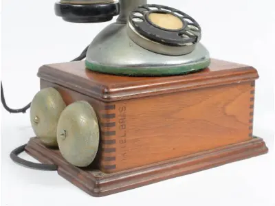 LOTE 296 - RARO  TELEFONE EM METAL E MADEIRA. ANTIGA EMPRESA TELEFÔNICA TELEBRAS.DA  ORION DE  SÃO PAULO C.T.B.ALT 28,5 CM. MEDIDA DA CAIXA, ALTURA 23 CM, COMPRIMENTO 17 CM (NO ESTADO)