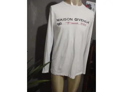 LOTE 233 - CAMISA MANGA LONGA GIVENCHY. TAMANHO MÉDIO. COMPRADA EM PARIS NA FRANÇA E NUNCA NO MERCADO VALE 5 MIL REAIS  USADA. (NO ESTADO)