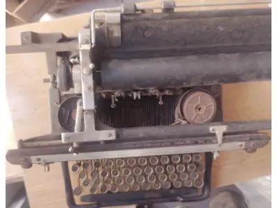LOTE 369 - MÁQUINA DE ESCREVER ANTIGA DÉCADA DE 70 (NO ESTADO)