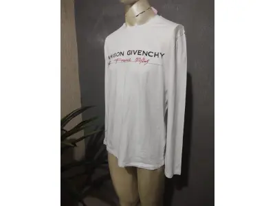 LOTE 233 - CAMISA MANGA LONGA GIVENCHY. TAMANHO MÉDIO. COMPRADA EM PARIS NA FRANÇA E NUNCA NO MERCADO VALE 5 MIL REAIS  USADA. (NO ESTADO)