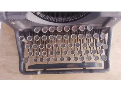 LOTE 369 - MÁQUINA DE ESCREVER ANTIGA DÉCADA DE 70 (NO ESTADO)