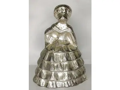 LOTE 211 - MANTEIGUEIRA EM METAL ESPESSURADO A PRATAE SINO EM METAL NIQUELADO, 11CM (NO ESTADO)
