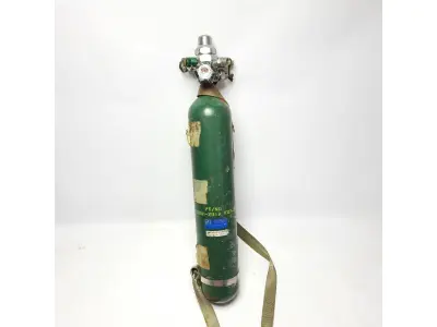 LOTE 231 - RARO SCOTT AVIATORS BREATHING - ANTIGO  PORTÁTIL DE OXIGÊNIO MODELO "SERIES 5009" USADO EM AERONAVE DA TRANSBRASIL,  MEDE 10 CM DE DIÂMETRO E 56 CM DE ALTURA. ARREMATADO POR: (NO ESTADO)