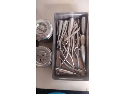 LOTE 421 - LOTE COM DIVERSOS ITENS ODONTOLÓGICOS (NO ESTADO)
