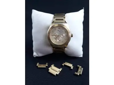 LOTE 275 - RELÓGIO PUMA , RESISTENTE ÁGUA , PULSEIRA EM AÇO DOURADO , ACOMPANHA PEÇAS PARA AJUSTE NA  PULSEIRA , COM  BATERIA NOVA  (NO ESTADO)