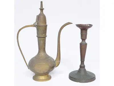 LOTE 292 - 1 BULE IMPORTADO MARROCOS COM 26CM ALTURA; 1 CASTIÇAL, FUSTE DE 18CM ALTURA.(NO ESTADO)