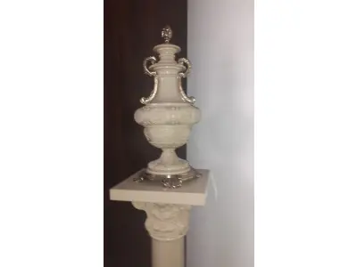 LOTE 244 - COLUNA COM AFORA  DE RESINA E BRONZE - ITALIANA - DÉC 70 - COLUNA MEDE 31 X 31 X 75 CM) ÂNFORA MEDE   24 X 24 X 50 (NO ESTADO)