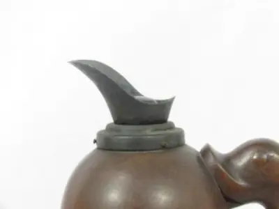 LOTE 218 - GARRAFA TÉRMICA EM MADEIRA, COM 36CM, RARA (NO ESTADO)
