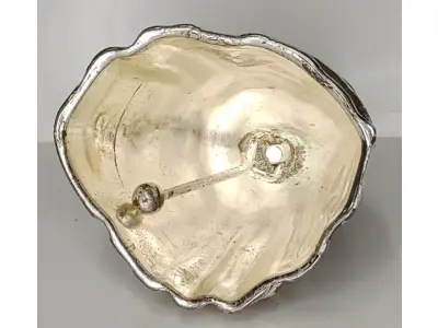 LOTE 211 - MANTEIGUEIRA EM METAL ESPESSURADO A PRATAE SINO EM METAL NIQUELADO, 11CM (NO ESTADO)