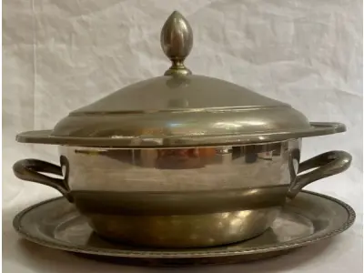 LOTE 339 - 1 SOPEIRA EM METAL ESPESSURADO A PRATA. (NO ESTADO)
