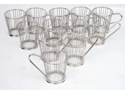 LOTE 291 - DOZE SUPORTES DE METAL ESPESSURADA A PRATA PARA COPO.ALT8 DIÂMETRO INTERNO 7 CM.R$  (NO ESTADO)
