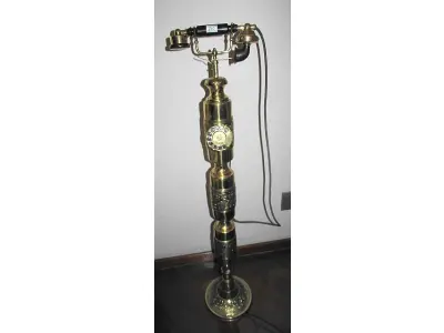 LOTE 189 - RARO TELEFONE IMPORTADO  FUNCIONANDO. FUNCIONANDO ATE O MOMENTO SEM GARANTIAS FUTURAS  ALT. 117CM. (NO ESTADO)