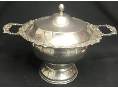 LOTE 289 - GRANDE SOPEIRA ESPESSURADO A PRATA, COM 24 CM ALT. (NO ESTADO)