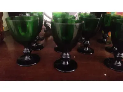 LOTE 335 - BELÍSSIMAS TAÇAS DE PÉ ALTO PARA VINHO, IMPORTADAS EXECUTADAS LOTE COM 11 TAÇAS NA TONALIDADE VERDE ESMERALDA 10 CM X 6,5 CM (NO ESTADO)