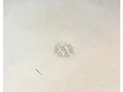 LOTE 302 - LOTE COM DUAS PEÇAS FLOREIRA ESTILO INGLÊS METAL ESPESSURADO  DIÂMETRO DE 10 CM E ALTURA DE 11 CM. CESTA EM METAL PRATEADO NUMERADA NA BASE. ALTURA DE 5,5 CM E DIÂMETRO DE 24 CM. (NO ESTADO)