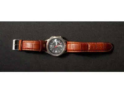 LOTE 299 - RELÓGIO ORIENT, MADE IN JAPAN, WATER RESISTENT 50MT, CAIXA EM AÇO, PULSEIRA EM COURO, FUNCIONANDO (NO ESTADO)