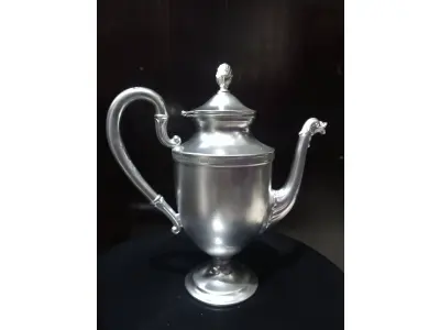 LOTE 257 - BULE ANTIGO EM METAL 19CM (NO ESTADO)