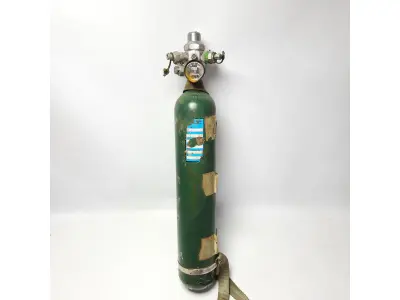 LOTE 231 - RARO SCOTT AVIATORS BREATHING - ANTIGO  PORTÁTIL DE OXIGÊNIO MODELO "SERIES 5009" USADO EM AERONAVE DA TRANSBRASIL,  MEDE 10 CM DE DIÂMETRO E 56 CM DE ALTURA. ARREMATADO POR: (NO ESTADO)