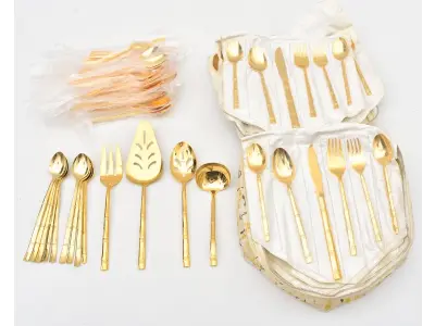 LOTE 203 - FAQUEIRO IMPORTADO COREANO DE METAL DOURADO, COM 126 PEÇAS (NO ESTADO)