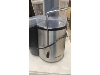LOTE 422 - LOTE COM DOIS LIQUIDIFICADORES FUNCIONANDO E CENTRÍFUGA DE FRUTAS (NO ESTADO)