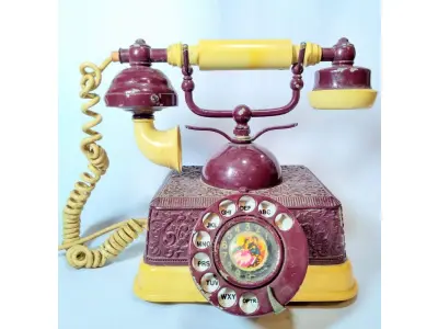 LOTE 340 - ANTIGO TELEFONE DE MESA ITALIANO, DÉCADA DE 30,  EM METAL ESMALTADO, COM GUARNIÇÕES EM RESINA,  24X28 CM. (NO ESTADO)