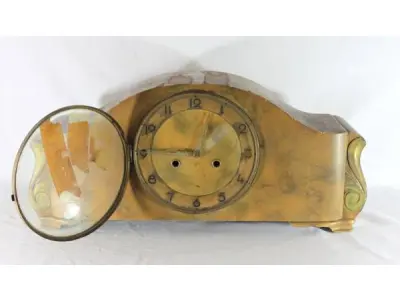 LOTE 282 - ANTIGO RELÓGIO DE MESA EM MADEIRA DE DUAS CORDAS , PRECISA DE REPAROS. 23 CM X 49 CM (NO ESTADO)