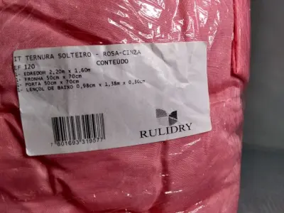 LOTE 536 - UM ROUPÃO FEMININO ROSA E UM EDREDOM SOLTEIRO (NO ESTADO)