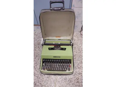 LOTE 559 - MÁQUINA DE ESCREVER ANTIGA FUNCIONANDO PERFEITAMENTE (NO ESTADO)