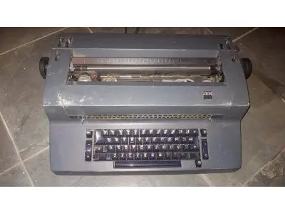 LOTE 571 - MÁQUINA DE ESCREVER IBM FUNCIONANDO PERFEITAMENTE (NO ESTADO)