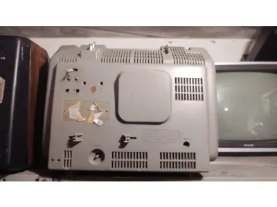 LOTE 471 - ANTIGA TV SHARP FUNCIONANDO PERFEITAMENTE ATE O MOMENTO LARGURA 43 CM,ALTURA 35CM (NO ESTADO)