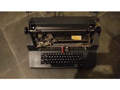 LOTE 571 - MÁQUINA DE ESCREVER IBM FUNCIONANDO PERFEITAMENTE (NO ESTADO)