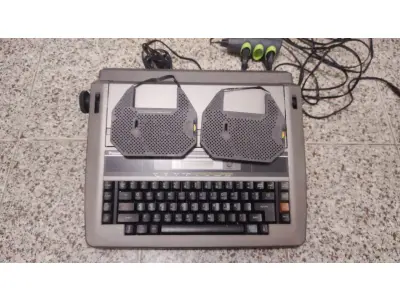 LOTE 560 - MÁQUINA DE ESCREVER ANTIGA FUNCIONANDO PERFEITAMENTE (NO ESTADO)