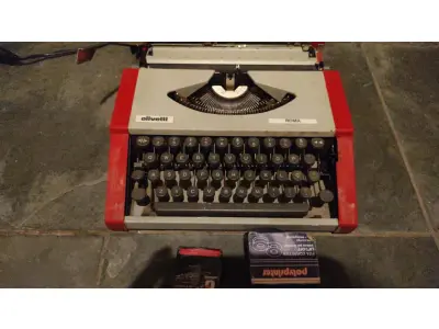 LOTE 551 - MÁQUINA DE ESCREVER ANTIGA FUNCIONANDO PERFEITAMENTE (NO ESTADO)