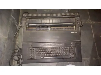 LOTE 572 - MÁQUINA DE ESCREVER TENPOET112  FUNCIONANDO PERFEITAMENTE (NO ESTADO)