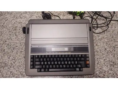 LOTE 560 - MÁQUINA DE ESCREVER ANTIGA FUNCIONANDO PERFEITAMENTE (NO ESTADO)