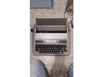 LOTE 555 - MÁQUINA DE ESCREVER ANTIGA FUNCIONANDO PERFEITAMENTE (NO ESTADO)