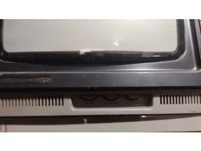 LOTE 471 - ANTIGA TV SHARP FUNCIONANDO PERFEITAMENTE ATE O MOMENTO LARGURA 43 CM,ALTURA 35CM (NO ESTADO)