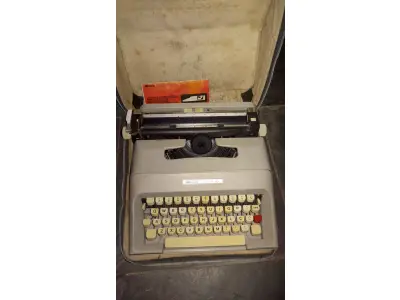 LOTE 550 - MÁQUINA DE ESCREVER ANTIGA FUNCIONANDO PERFEITAMENTE (NO ESTADO)