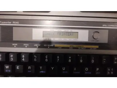 LOTE 555 - MÁQUINA DE ESCREVER ANTIGA FUNCIONANDO PERFEITAMENTE (NO ESTADO)