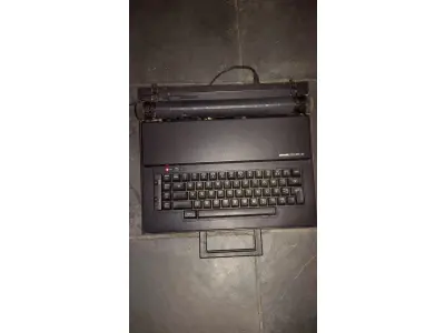 LOTE 549 - MÁQUINA DE ESCREVER ANTIGA FUNCIONANDO PERFEITAMENTE (NO ESTADO)