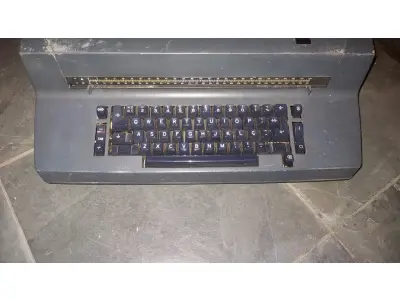 LOTE 571 - MÁQUINA DE ESCREVER IBM FUNCIONANDO PERFEITAMENTE (NO ESTADO)