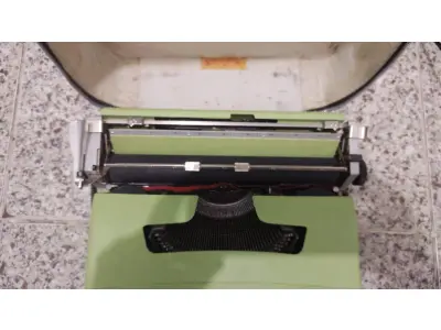 LOTE 559 - MÁQUINA DE ESCREVER ANTIGA FUNCIONANDO PERFEITAMENTE (NO ESTADO)