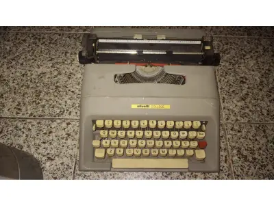 LOTE 565 - MÁQUINA DE ESCREVER ANTIGA FUNCIONANDO PERFEITAMENTE (NO ESTADO)