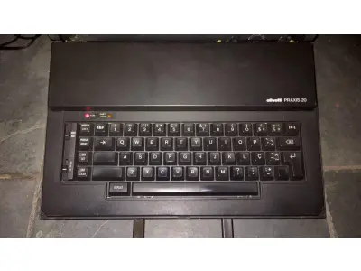 LOTE 552 - MÁQUINA DE ESCREVER ANTIGA FUNCIONANDO PERFEITAMENTE (NO ESTADO)