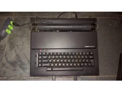LOTE 549 - MÁQUINA DE ESCREVER ANTIGA FUNCIONANDO PERFEITAMENTE (NO ESTADO)