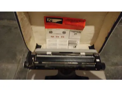 LOTE 546 - MÁQUINA DE ESCREVER ANTIGA FUNCIONANDO PERFEITAMENTE (NO ESTADO)