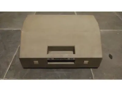 LOTE 568 - MÁQUINA DE ESCREVER ANTIGA FUNCIONANDO PERFEITAMENTE (NO ESTADO)